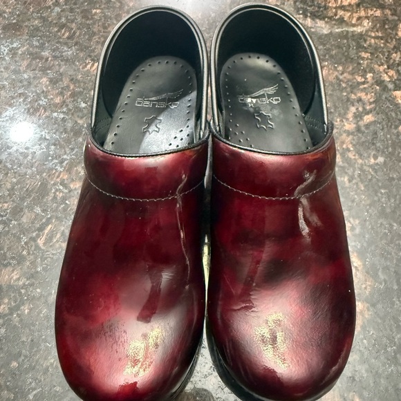 Dansko Shoes - Dansko - patent leather clogs red/burgundy marbled color
